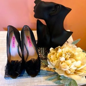Peep toe stiletto